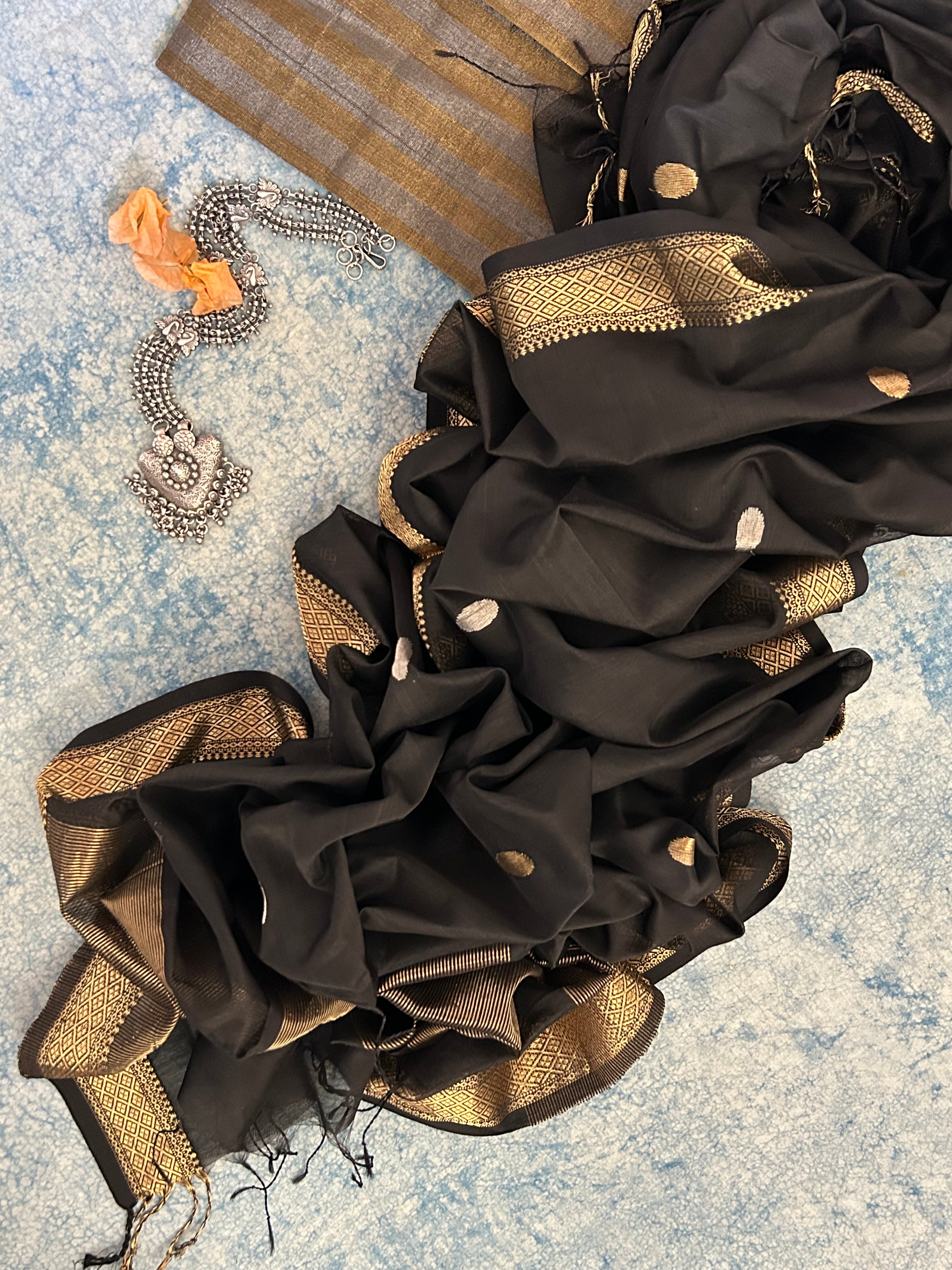 Handwoven Maheshwari Kurta Dupatta Set -Black and Gold