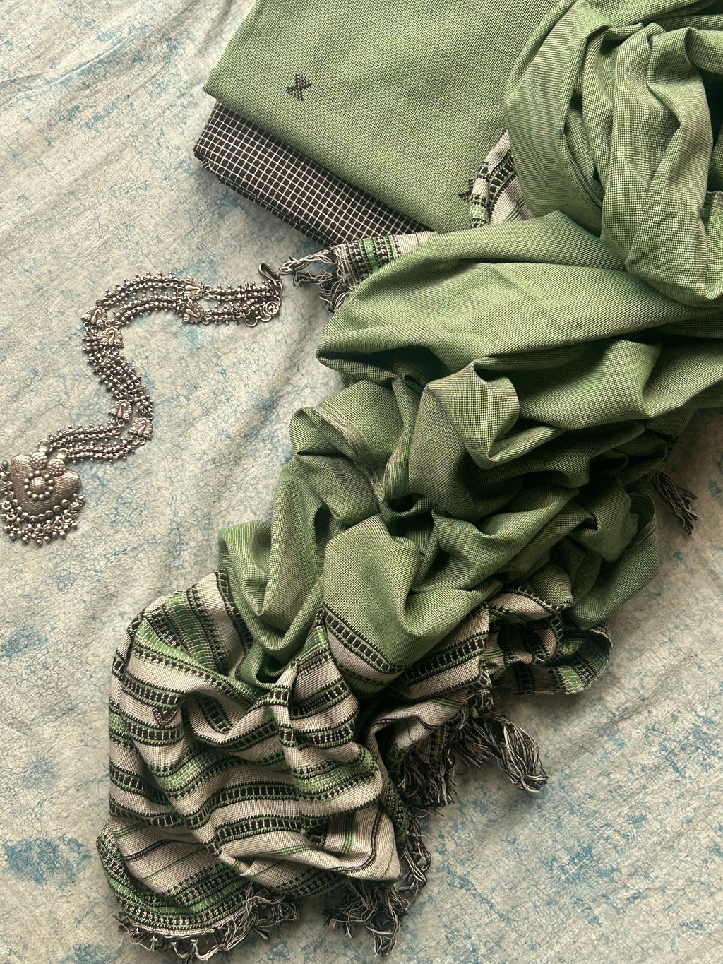 Sharvari - Handwoven Bhujodi Set