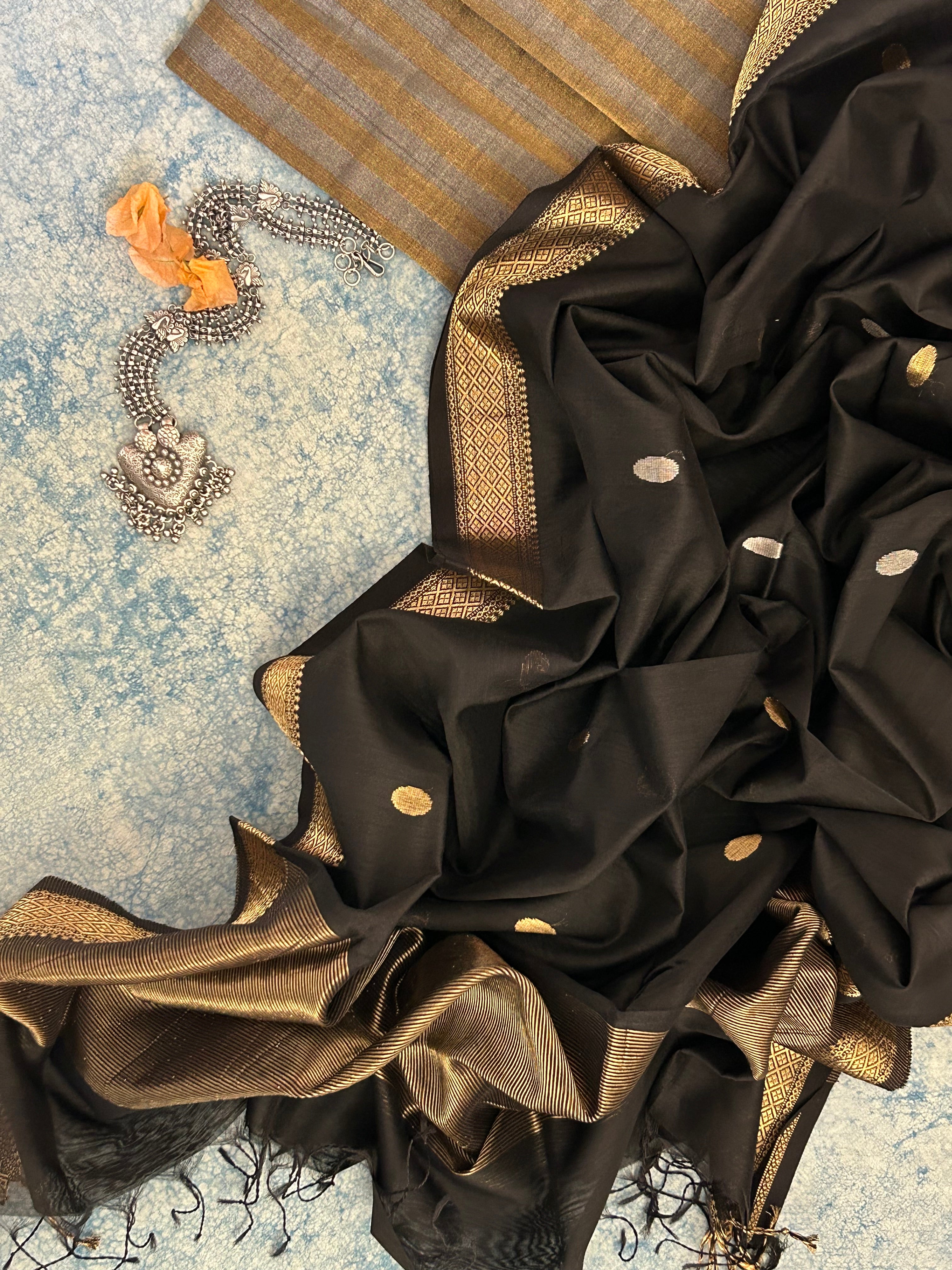 Handwoven Maheshwari Kurta Dupatta Set -Black and Gold
