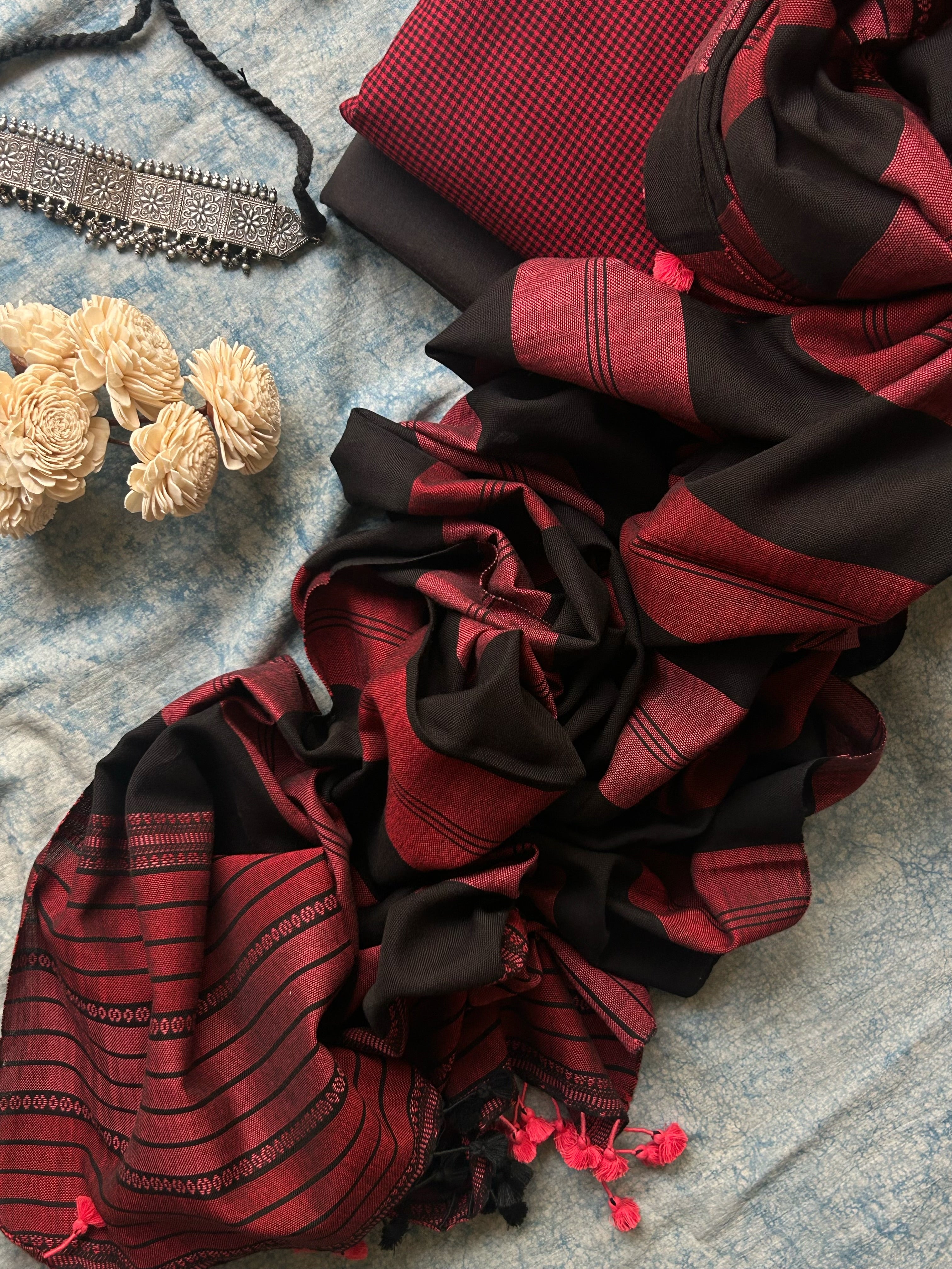 Handwoven Bhujodi Set - Red and Black