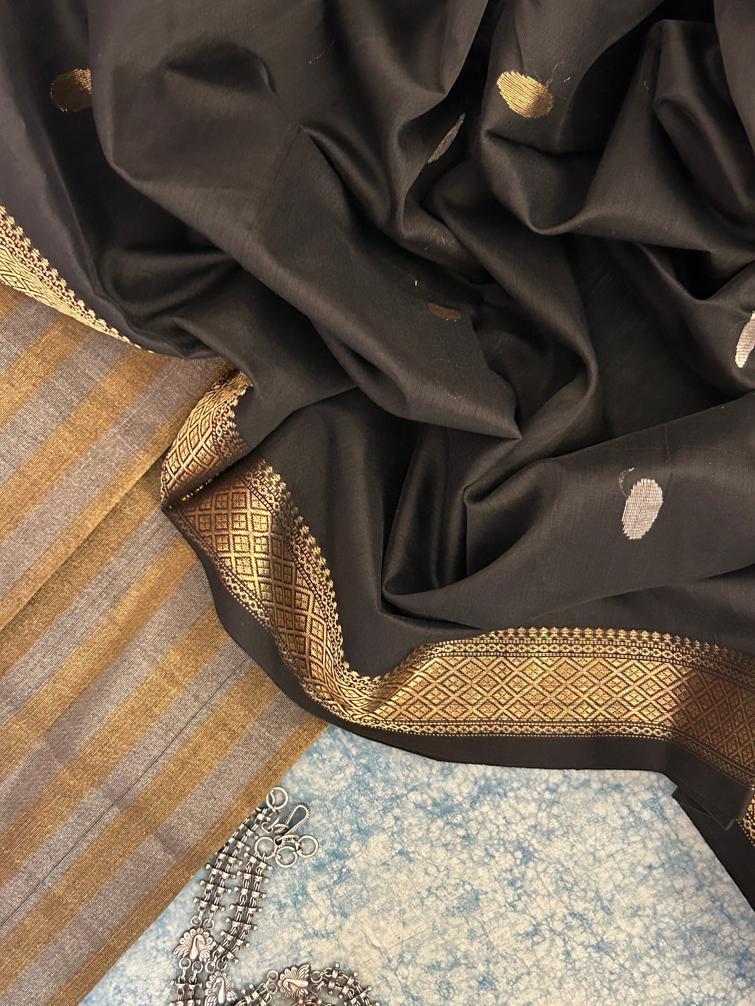 Handwoven Maheshwari Kurta Dupatta Set -Black and Gold