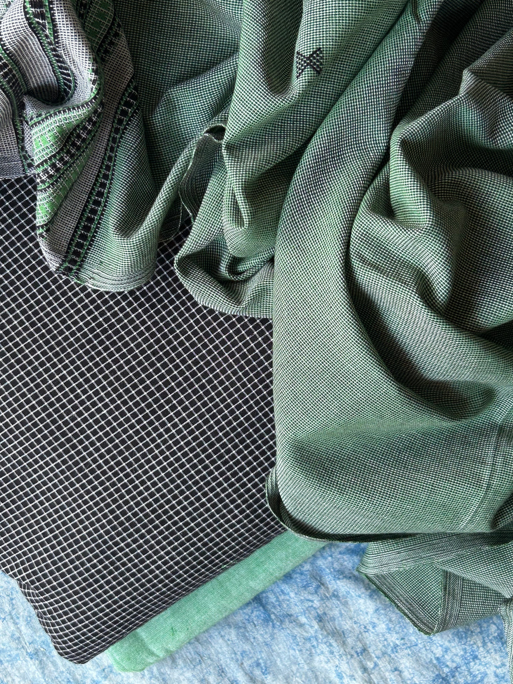 Sharvari - Handwoven Bhujodi Set