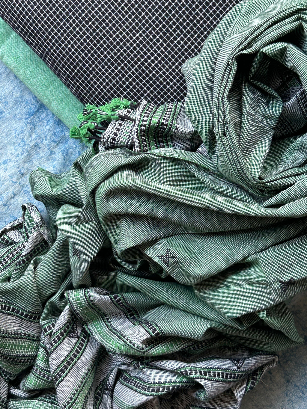 Sharvari - Handwoven Bhujodi Set